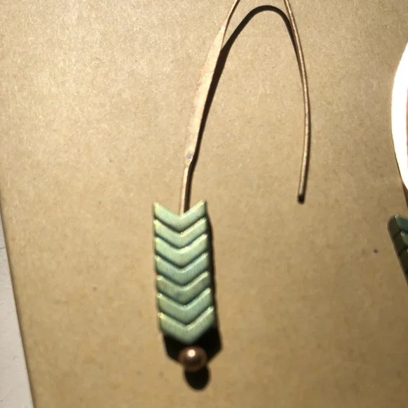 Gold minimalist drop earrings - Picture 3 of 3